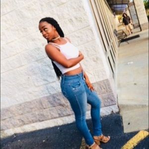 Meet your Posher, Alexia